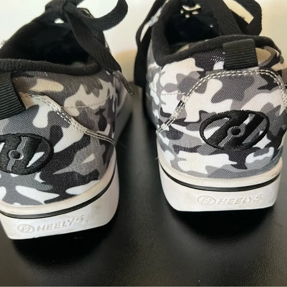 HEELYS BOYS “CAMO” SNEAKER SIZE 6 MINT